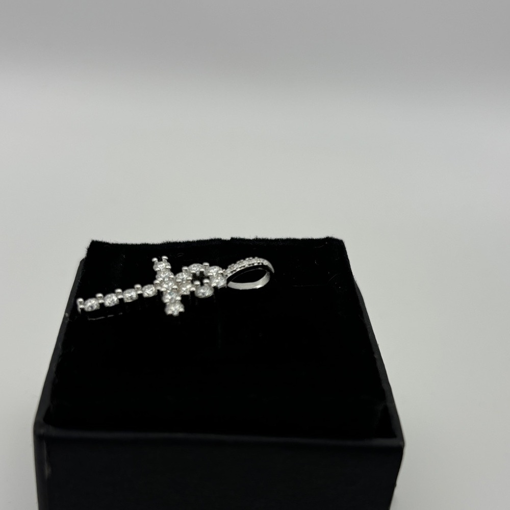 Elegant Sterling Silver 1.0 CT Moissanite Cross Pendant - Picture 4 of 4
